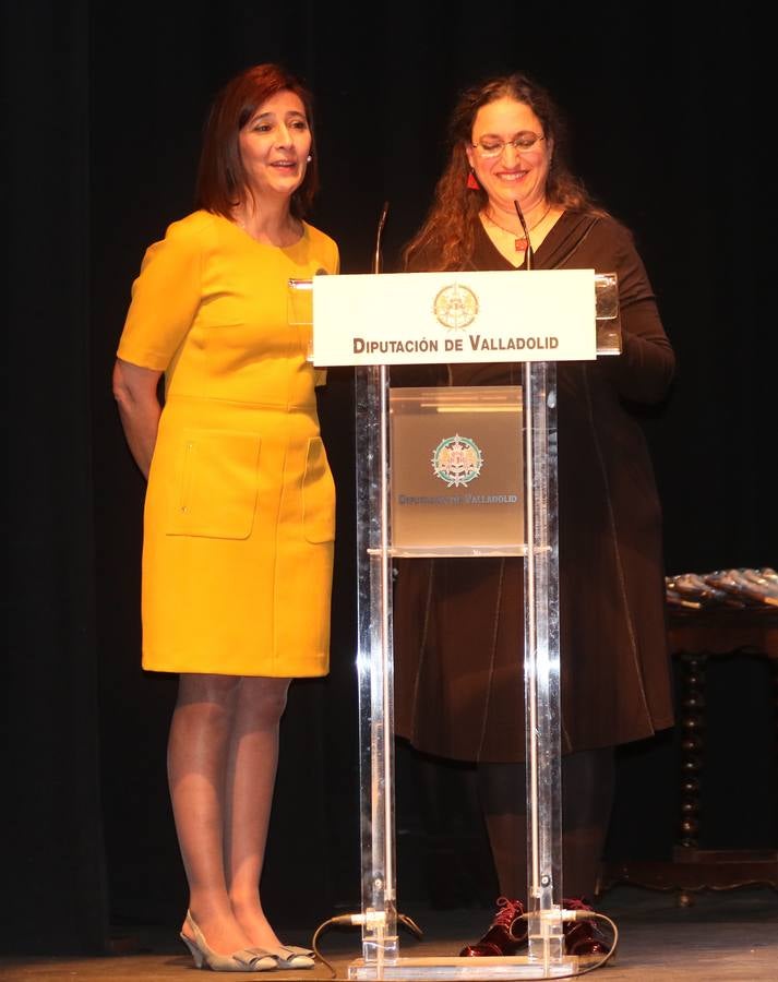 El acto celebrado en el Teatro Zorrilla, sirvió de homenaje a los alcaldes y concejales de treinta y dos municipios de la provincia en los que presta asistencia con el objetivo de consolidar allí su labor