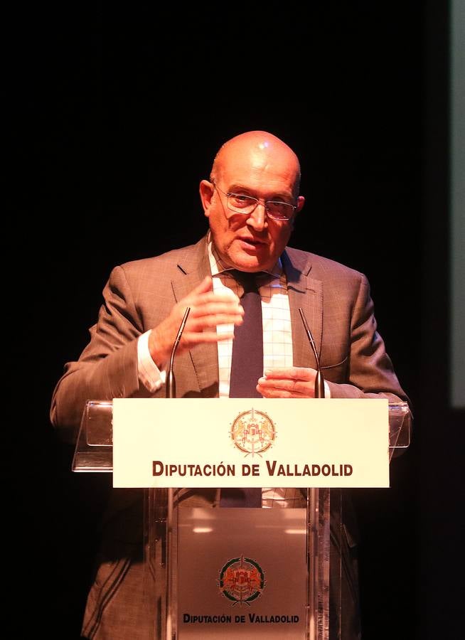 El acto celebrado en el Teatro Zorrilla, sirvió de homenaje a los alcaldes y concejales de treinta y dos municipios de la provincia en los que presta asistencia con el objetivo de consolidar allí su labor