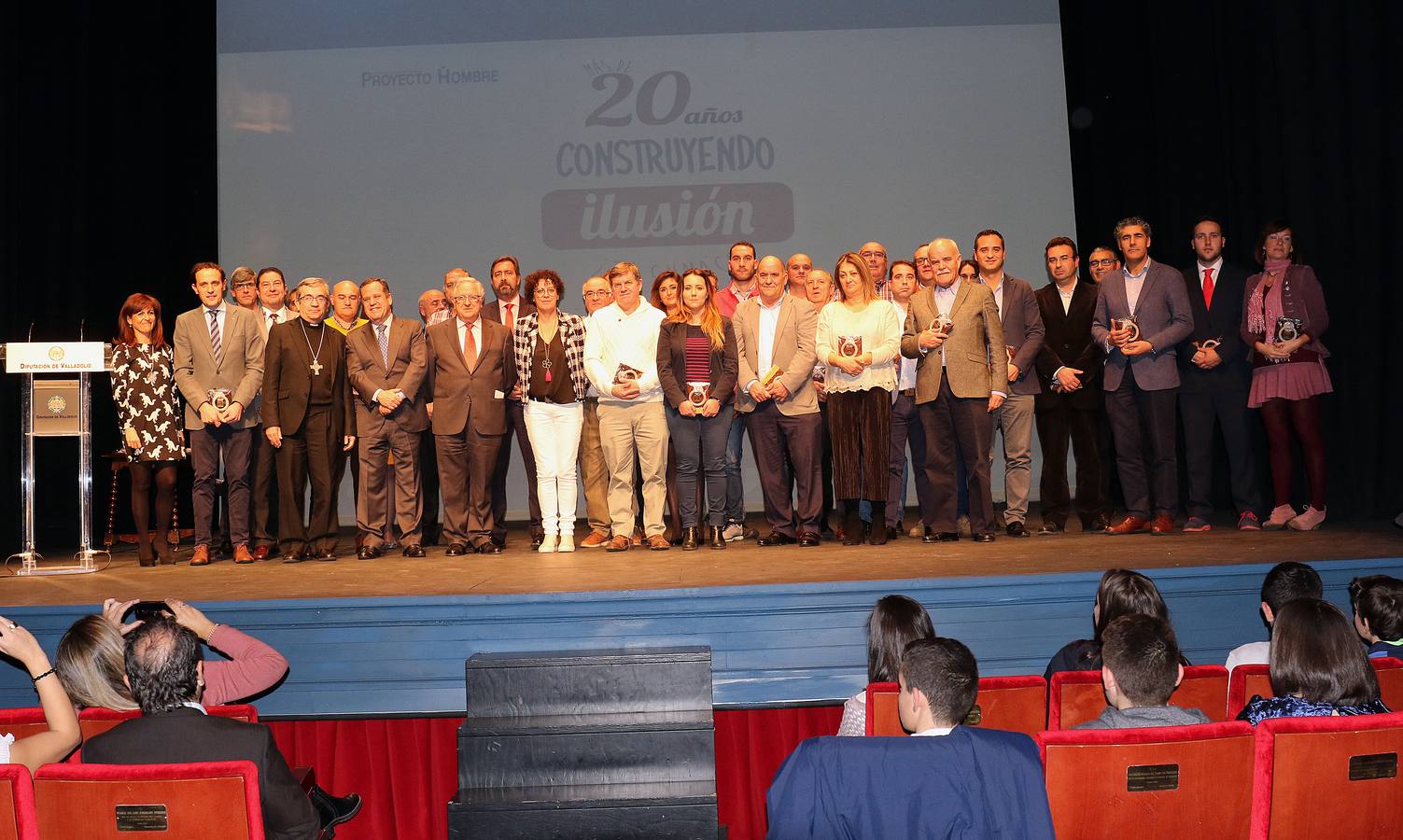 El acto celebrado en el Teatro Zorrilla, sirvió de homenaje a los alcaldes y concejales de treinta y dos municipios de la provincia en los que presta asistencia con el objetivo de consolidar allí su labor