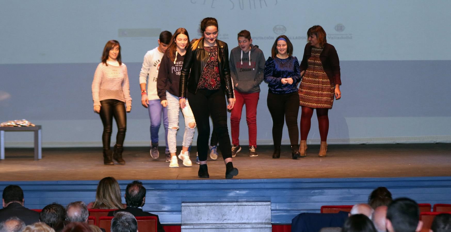 El acto celebrado en el Teatro Zorrilla, sirvió de homenaje a los alcaldes y concejales de treinta y dos municipios de la provincia en los que presta asistencia con el objetivo de consolidar allí su labor