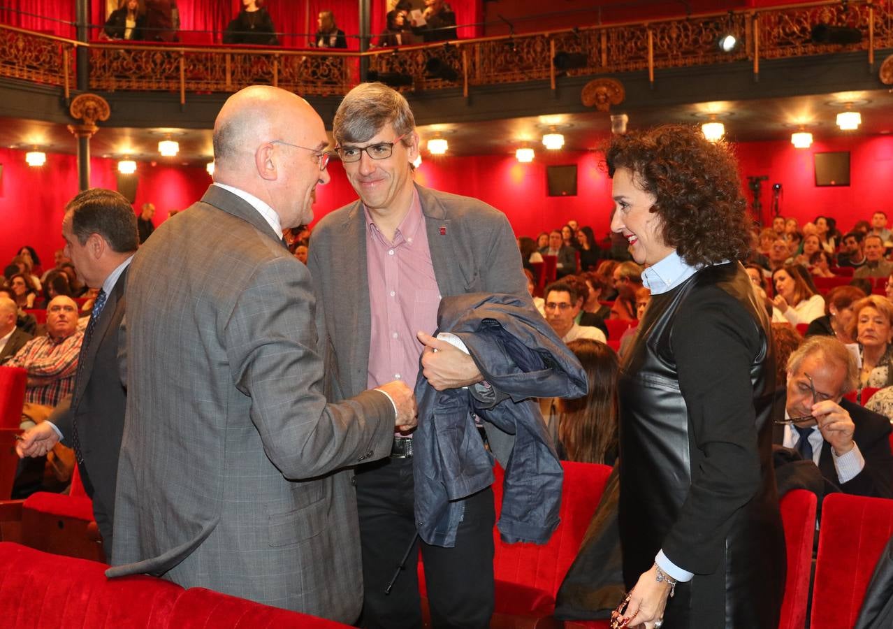 El acto celebrado en el Teatro Zorrilla, sirvió de homenaje a los alcaldes y concejales de treinta y dos municipios de la provincia en los que presta asistencia con el objetivo de consolidar allí su labor