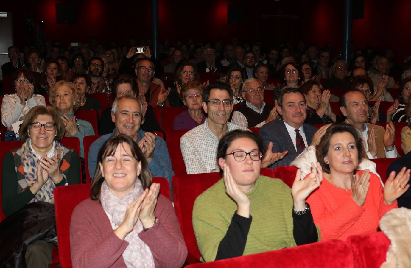 El acto celebrado en el Teatro Zorrilla, sirvió de homenaje a los alcaldes y concejales de treinta y dos municipios de la provincia en los que presta asistencia con el objetivo de consolidar allí su labor