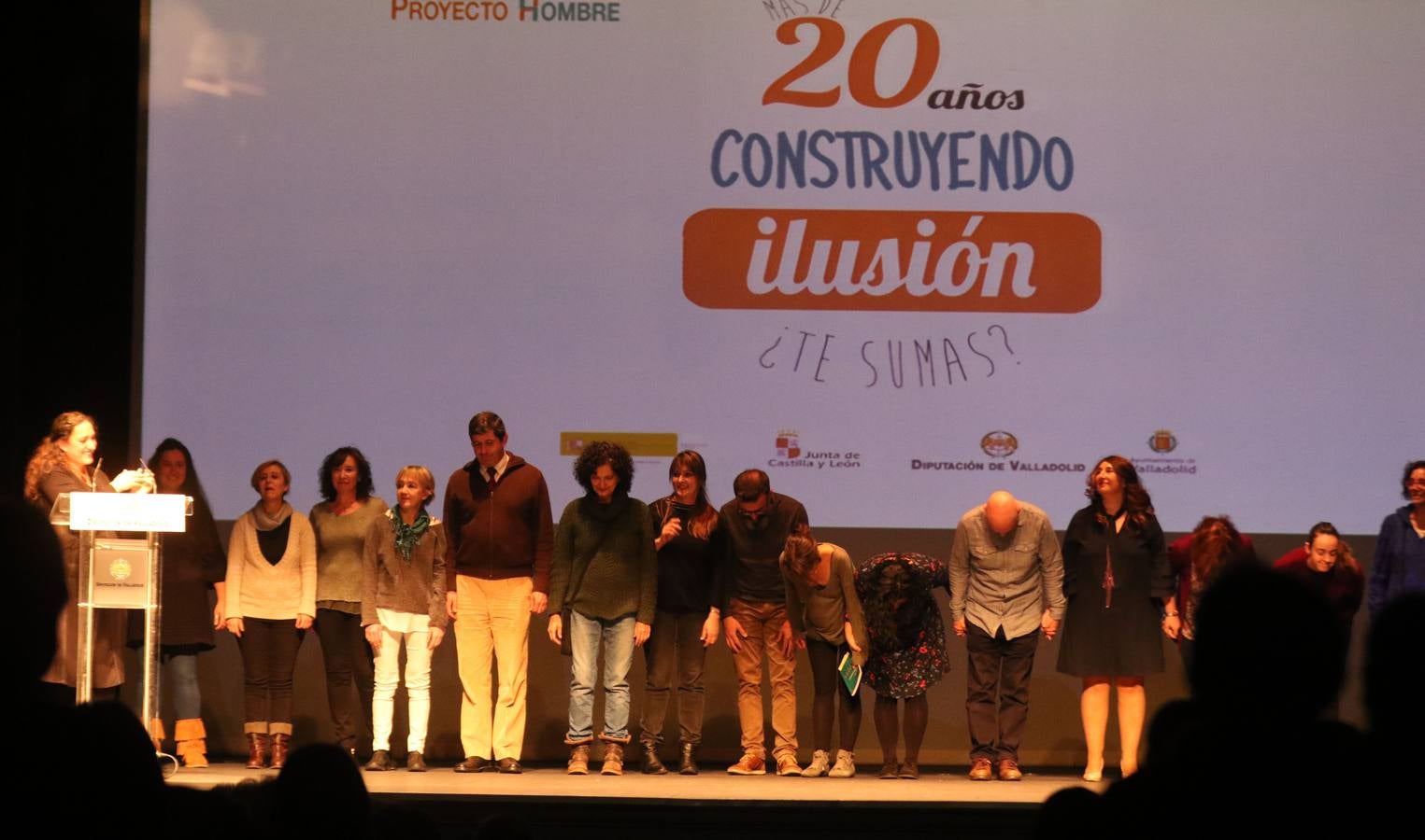 El acto celebrado en el Teatro Zorrilla, sirvió de homenaje a los alcaldes y concejales de treinta y dos municipios de la provincia en los que presta asistencia con el objetivo de consolidar allí su labor