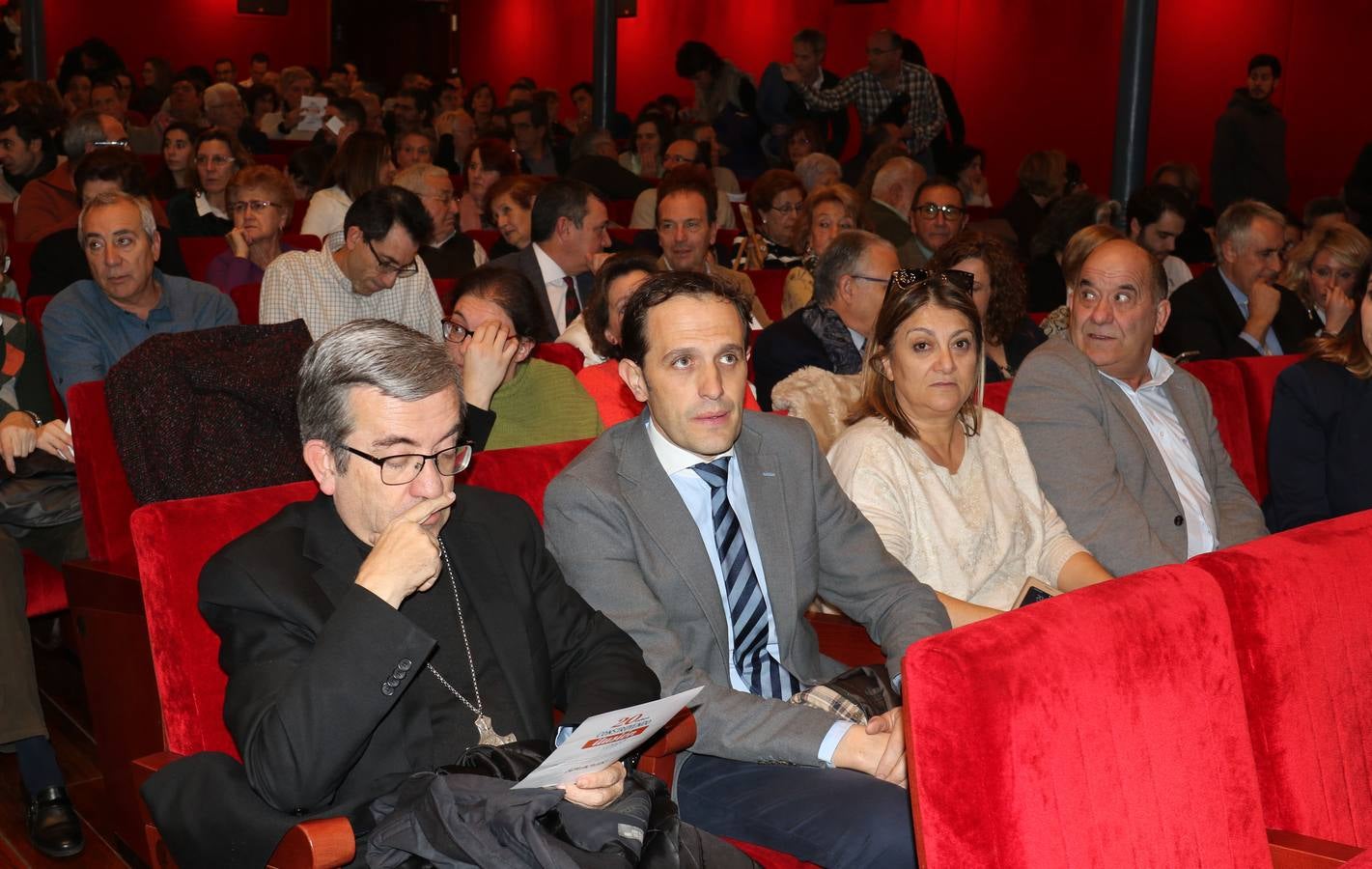 El acto celebrado en el Teatro Zorrilla, sirvió de homenaje a los alcaldes y concejales de treinta y dos municipios de la provincia en los que presta asistencia con el objetivo de consolidar allí su labor