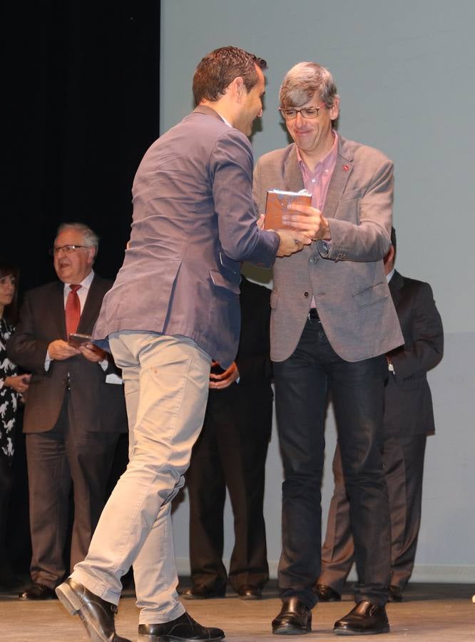 El acto celebrado en el Teatro Zorrilla, sirvió de homenaje a los alcaldes y concejales de treinta y dos municipios de la provincia en los que presta asistencia con el objetivo de consolidar allí su labor