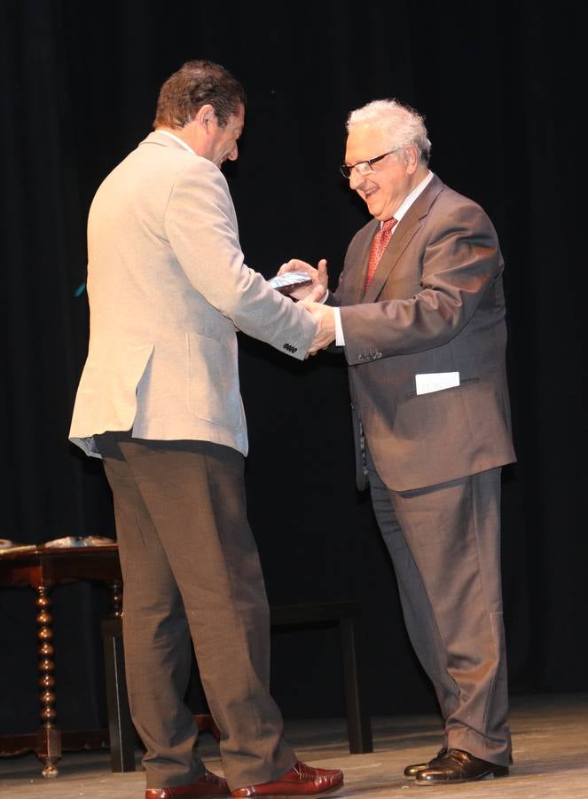 El acto celebrado en el Teatro Zorrilla, sirvió de homenaje a los alcaldes y concejales de treinta y dos municipios de la provincia en los que presta asistencia con el objetivo de consolidar allí su labor