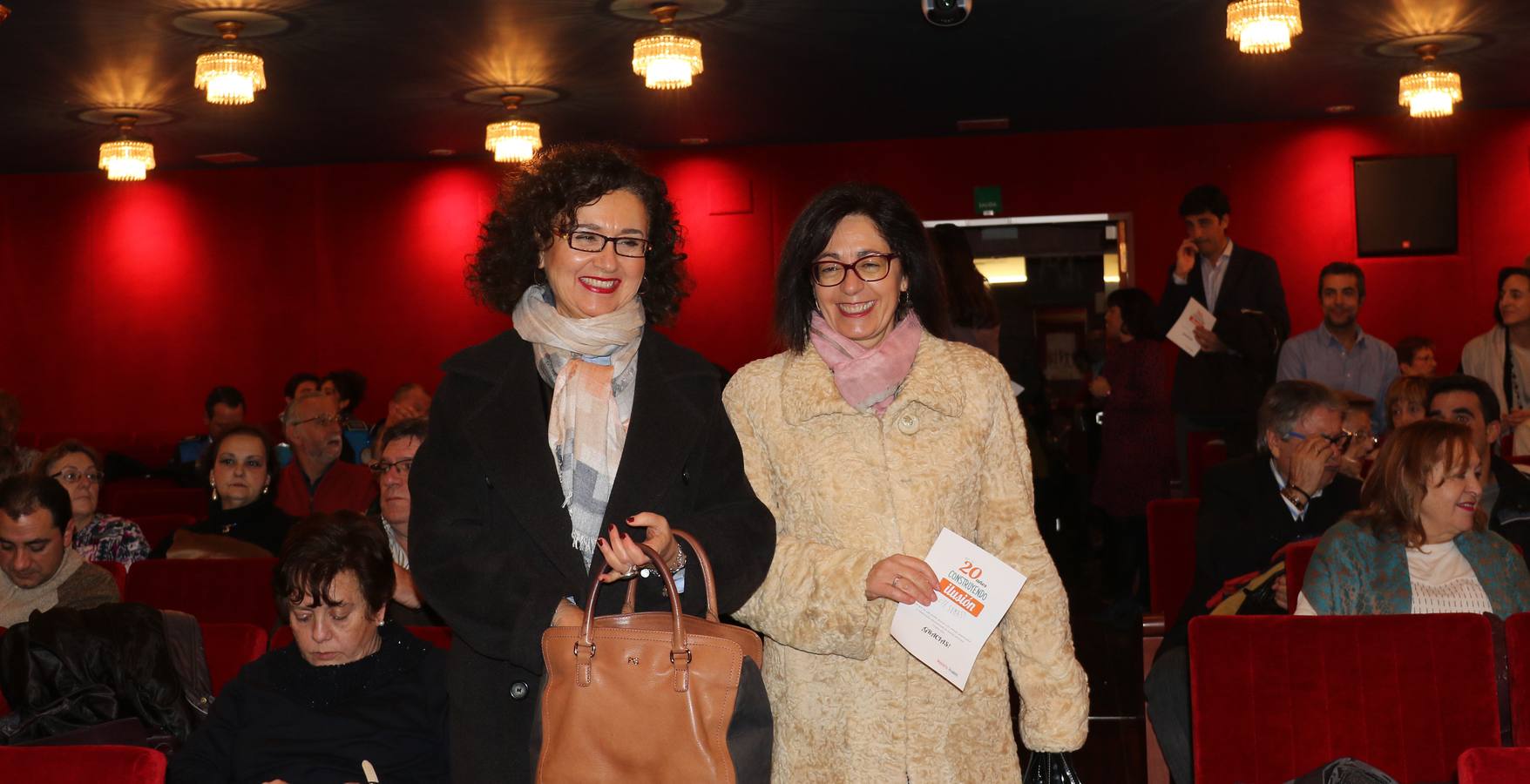 El acto celebrado en el Teatro Zorrilla, sirvió de homenaje a los alcaldes y concejales de treinta y dos municipios de la provincia en los que presta asistencia con el objetivo de consolidar allí su labor