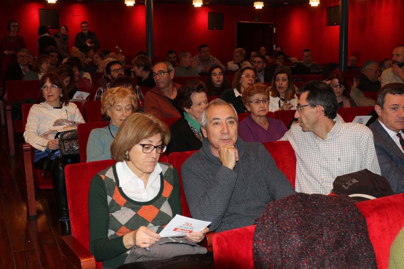 El acto celebrado en el Teatro Zorrilla, sirvió de homenaje a los alcaldes y concejales de treinta y dos municipios de la provincia en los que presta asistencia con el objetivo de consolidar allí su labor