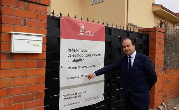 El alcalde de Morales del Vino, Miguel Ángel Piorno, en el exterior de la vivienda rehabilitada. 