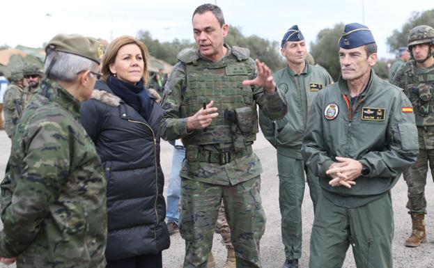 Cospedal dice en Cataluña que el Ejército está listo para defender la «integridad territorial»