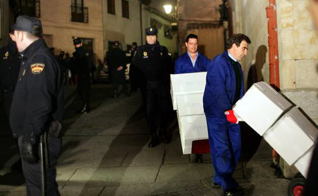 Empleados del Ministerio de Cultura trasladan las cajas con los documentos del Archivo General de la Guerra Civil de Salamanca portegidos por la Policía Nacional.