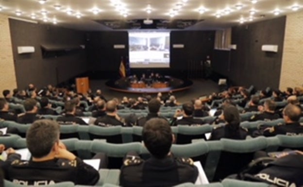 Los docentes de la Escuela de Policía se instruyen en la Universidad Isabel I