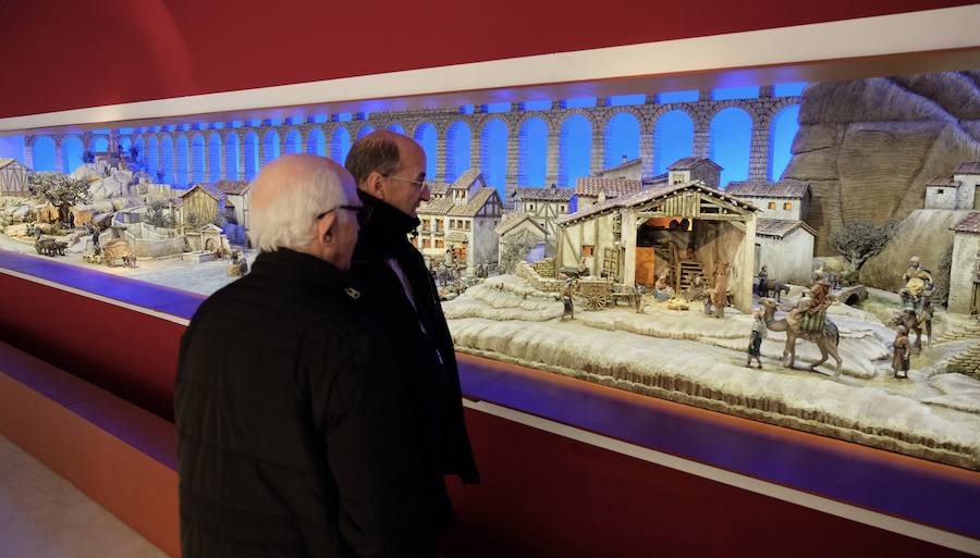 Jesús Julio Carnero, presidente de la Diputación de Valladolid, ha inagurado hoy en el Palacio de Pimentel el Belén Bíblico. Como cada año se instala en la Sala de Exposiciones hasta el 6 de enero. 