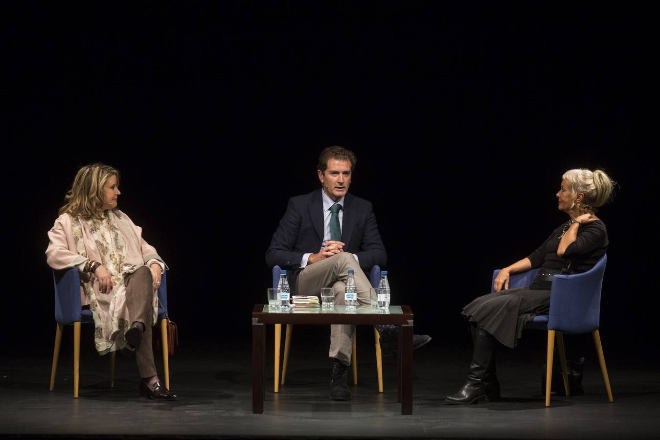 Ambas escritoras convirtieron la jornada en un foro de recuerdo a la barbarie nazi y el gulag ruso al hilo de los libros que ha escrito a partir de testimonios femeninos