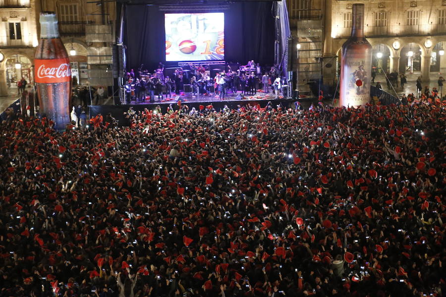 La lluvia no desanimó a miles de jóvenes que acudieron a la Plaza Mayor de Salamanca para celebrar la Nochevieja Universitaria. 