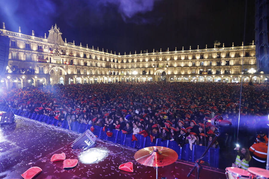 La lluvia no desanimó a miles de jóvenes que acudieron a la Plaza Mayor de Salamanca para celebrar la Nochevieja Universitaria. 