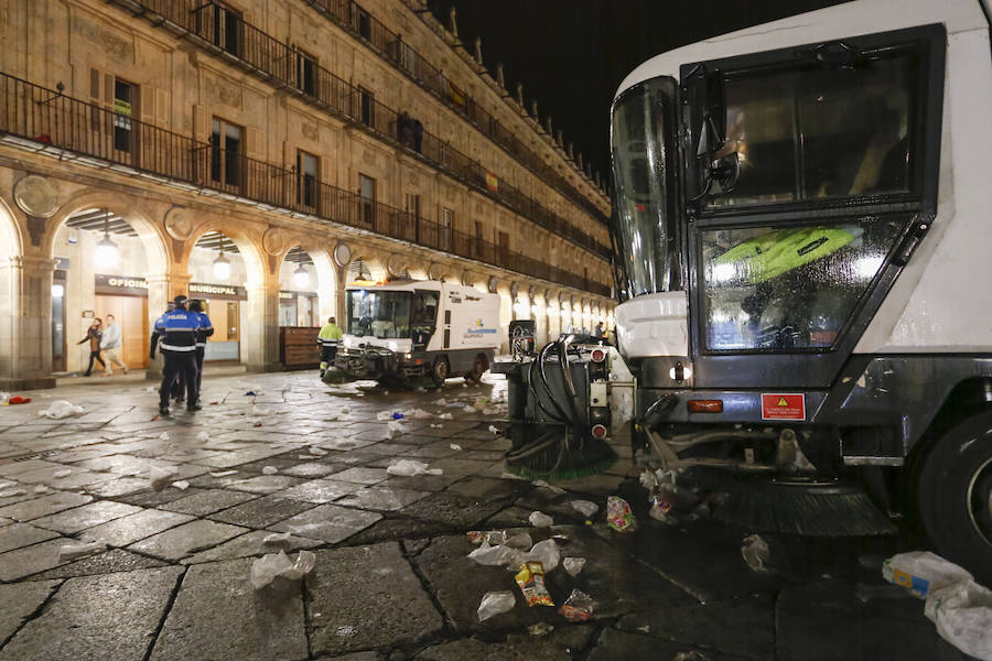 Tareas de limpieza de la Plaza Mayor de Salamanca tras la Nochevieja Universitaria