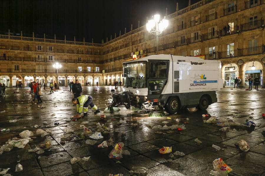 Tareas de limpieza de la Plaza Mayor de Salamanca tras la Nochevieja Universitaria