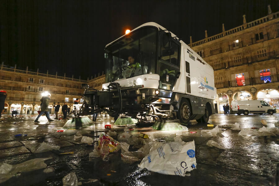 Tareas de limpieza de la Plaza Mayor de Salamanca tras la Nochevieja Universitaria