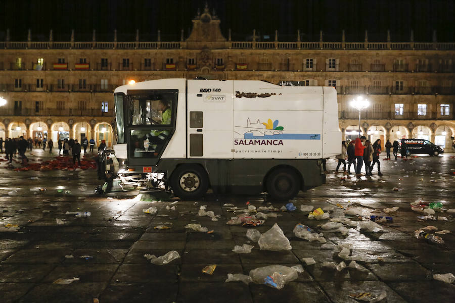 Tareas de limpieza de la Plaza Mayor de Salamanca tras la Nochevieja Universitaria