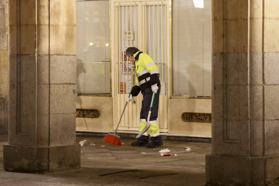 Tareas de limpieza de la Plaza Mayor de Salamanca tras la Nochevieja Universitaria