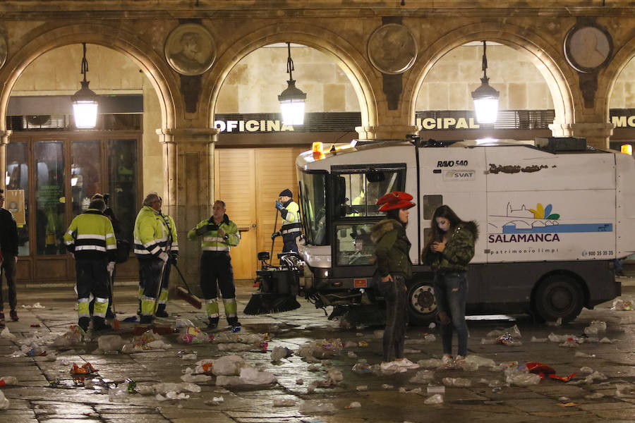 Tareas de limpieza de la Plaza Mayor de Salamanca tras la Nochevieja Universitaria