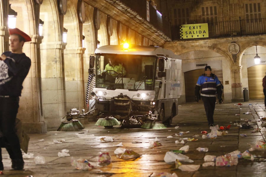 Tareas de limpieza de la Plaza Mayor de Salamanca tras la Nochevieja Universitaria