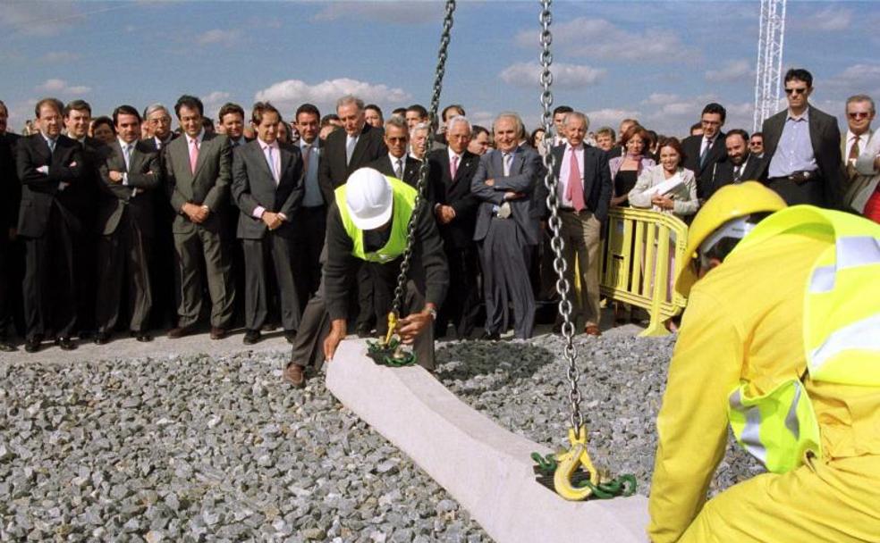 El entonces presidente del Gobierno, José María Aznar, acompañado de varios ministros y del presidente de la Junta, durante el acto de colocación de la primera traviesa del Ave en la localidad segoviana de Garcillán.