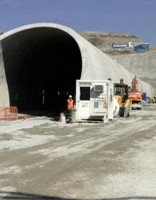 Imagen secundaria 2 - Las tres grandes estructuras de la línea: el viaducto de Arroyo del Valle, el túnel de Guadarrama y los túneles de San Pedro.
