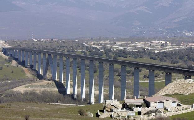 Imagen principal - Las tres grandes estructuras de la línea: el viaducto de Arroyo del Valle, el túnel de Guadarrama y los túneles de San Pedro.