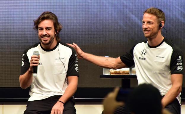 Fernando Alonso, junto a Jenson Button. 