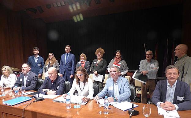 Nueva directiva del Ateneo, en la asamblea celebrada ayer. 