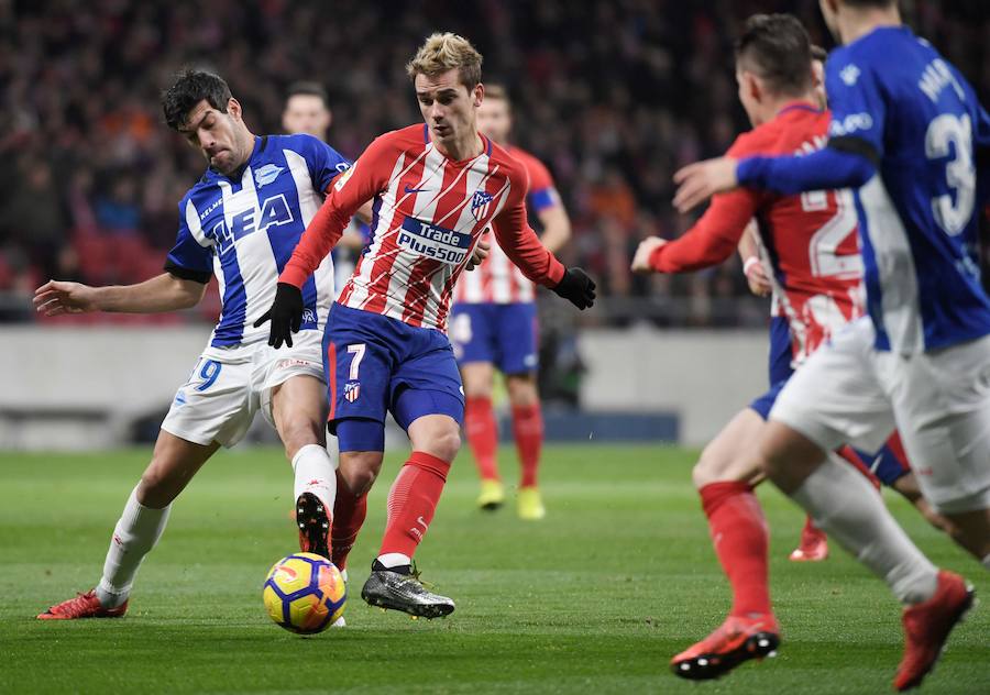 Un gol de Fernando Torres, que partió de suplente, a falta de 20 minutos para el final, dio la victoria al Atlético ante el Alavés en la jornada 16 de Liga.