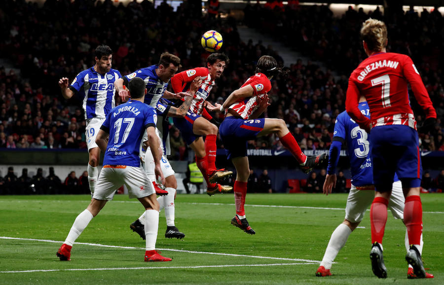 Un gol de Fernando Torres, que partió de suplente, a falta de 20 minutos para el final, dio la victoria al Atlético ante el Alavés en la jornada 16 de Liga.