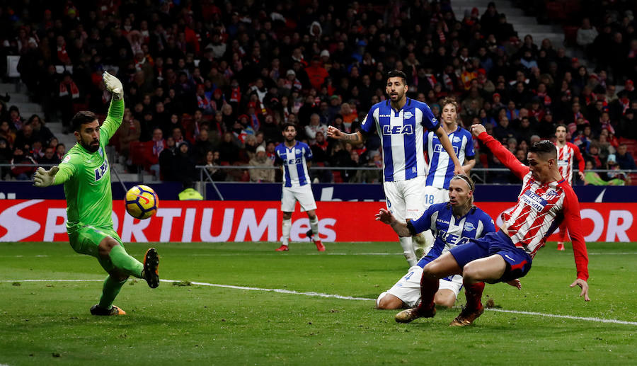 Un gol de Fernando Torres, que partió de suplente, a falta de 20 minutos para el final, dio la victoria al Atlético ante el Alavés en la jornada 16 de Liga.