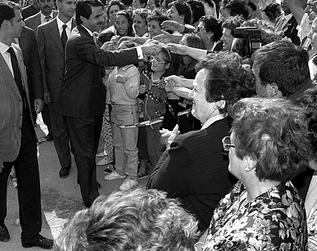 Aznar saluda a los vecinos de Garcillán durante la inauguración de las obras del Ave.