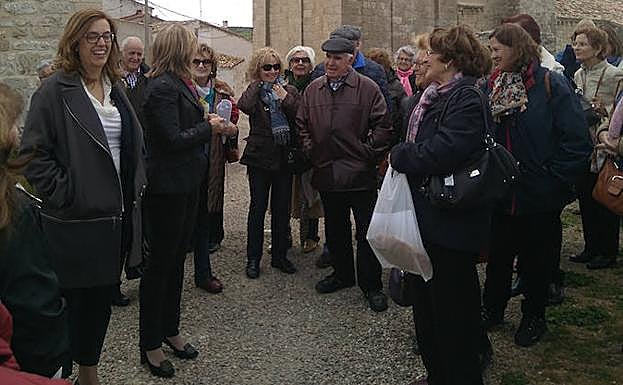 La presidenta de la Diputación, a la izquierda, saluda a participantes en el programa. 