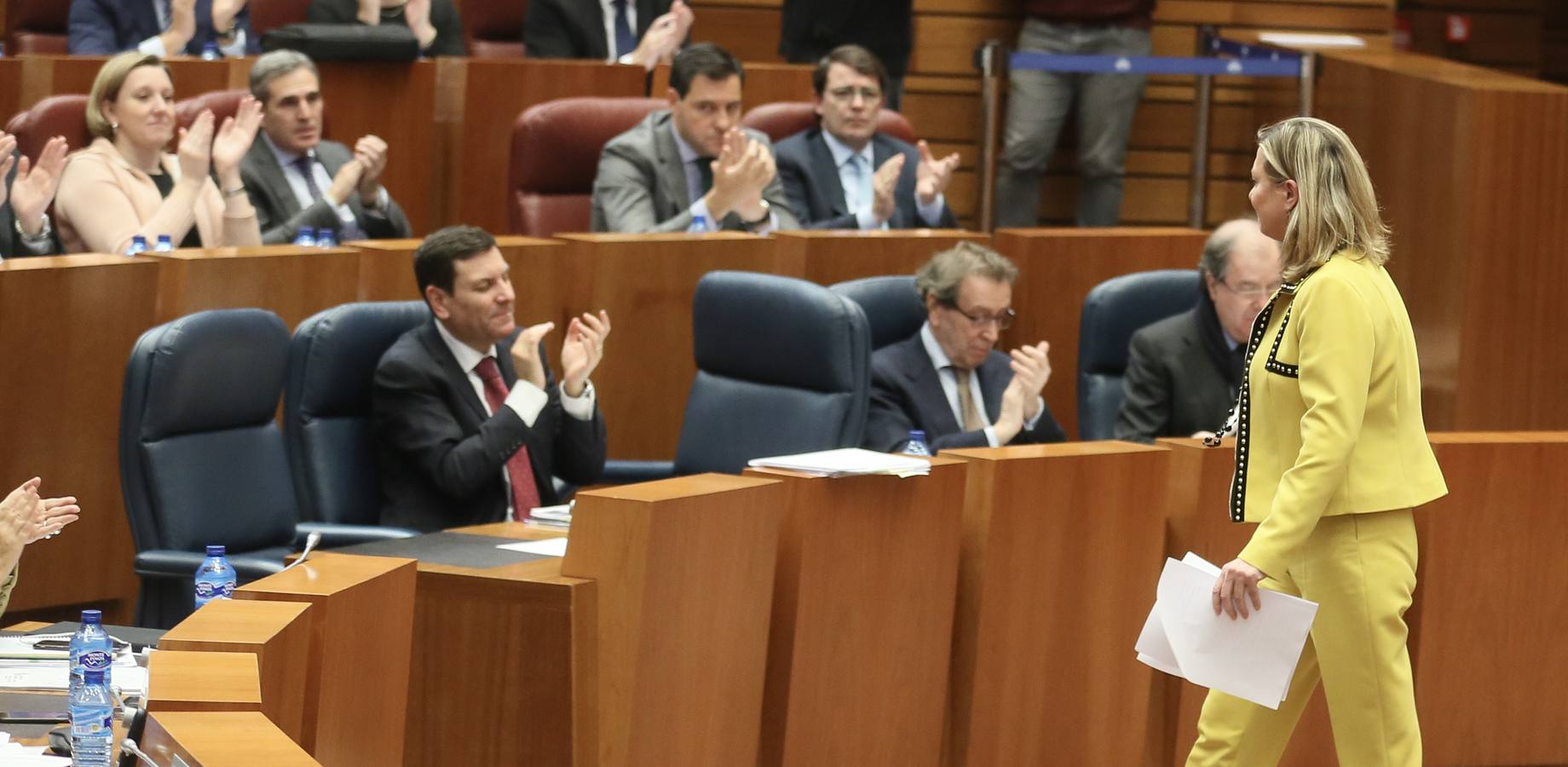 La consejera de Economía y Hacienda, Pilar del Olmo, abrió hoy la primera sesión del pleno que aprobará, previsiblemente, la Ley de Medidas y el proyecto presupuestario que contempla 10.859,2 millones de euros