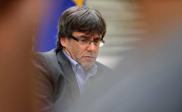 Puigdemont acusa a Sáenz de Santamaría de «pasarse por el forro» la separación de poderes