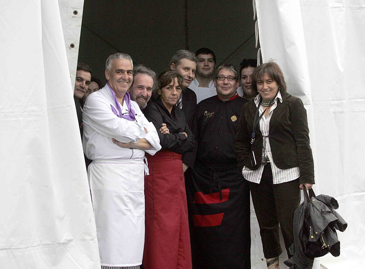 Francisco Martínez, Roberto Sanz , Virginia Arnaiz y los camareros esperan la llegada del Ave.