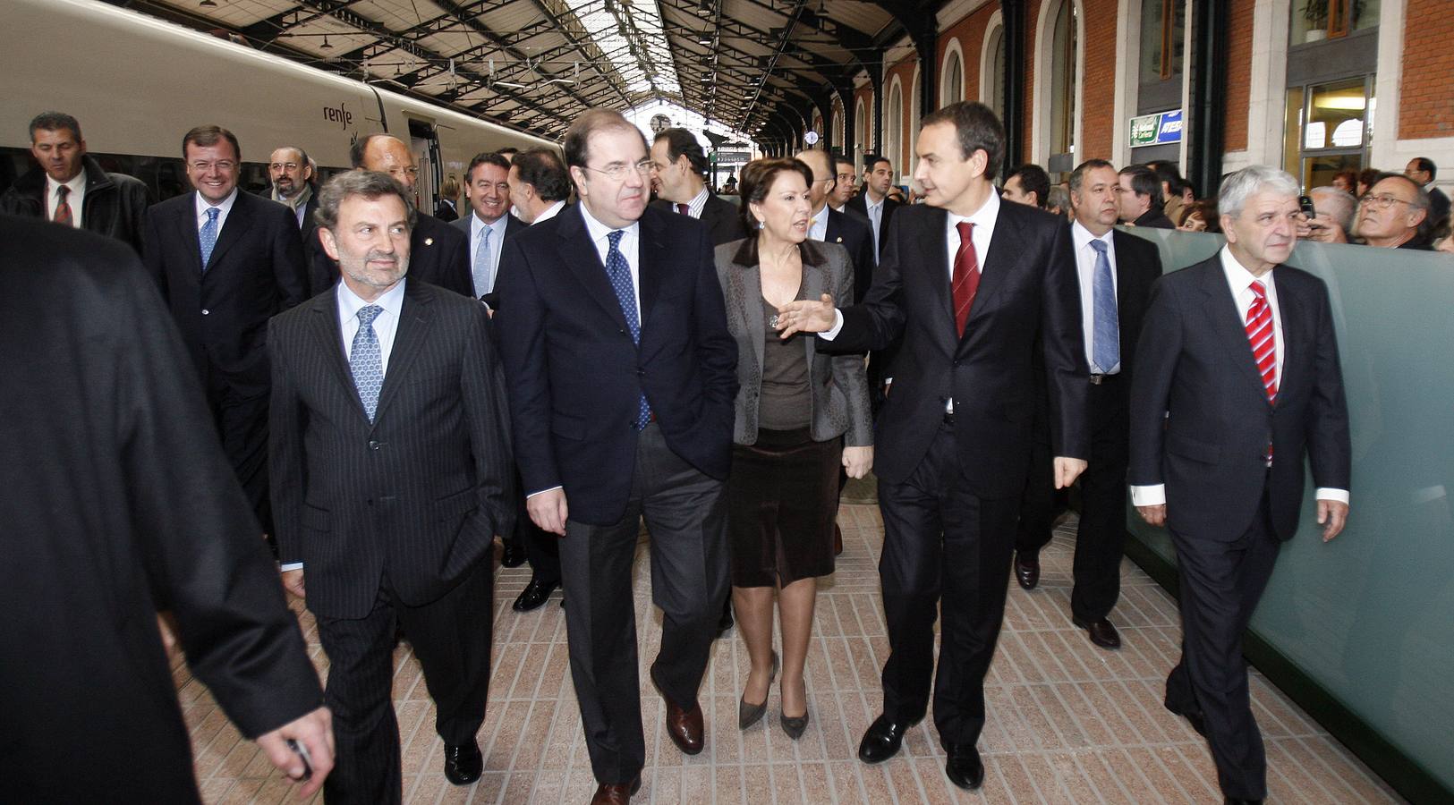 José Luis Zapatero habla con Juan Vicente Herrera en presencia de Magdalena Álvarez tras la llegada del Ave a la estación Campo Grande.