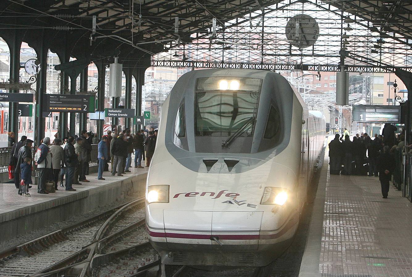 El reloj señala las 11.25 horas cuando el AVE estacionó en el andén primero de la estacion Campo Grande de Valladolid tras el viaje inaugural de la línea de alta velocidad Madrid-Valladolid.