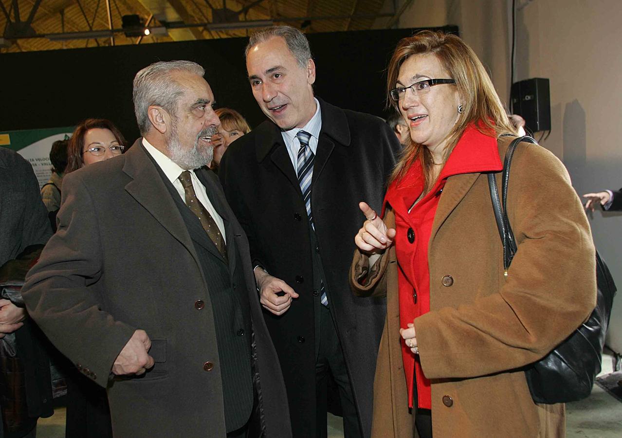 Tomás Rodríguez Bolaños y Soraya Rodríguez esperan la llegada del Ave.