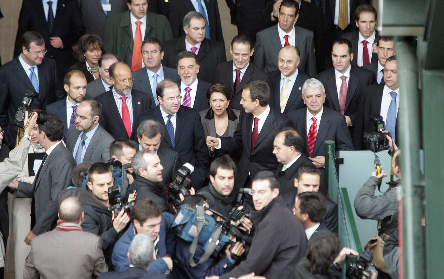 José Luis Rodriguez Zapatero dialoga con Juan Vicente Herrera en presencia de Magdalena Álvarez tras la llegada del Ave a la estación Campo Grande.