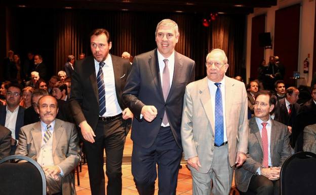 El presidente del Consejo de Administración de Renault España, José Vicente de los Mozos (C), antes de impartir una conferencia en el foro de empresarios. 