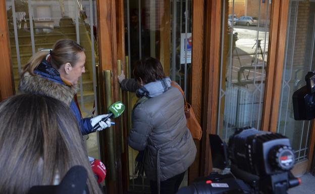 Entrada de la madre de la menor a los juzgados de Aranda de Duero