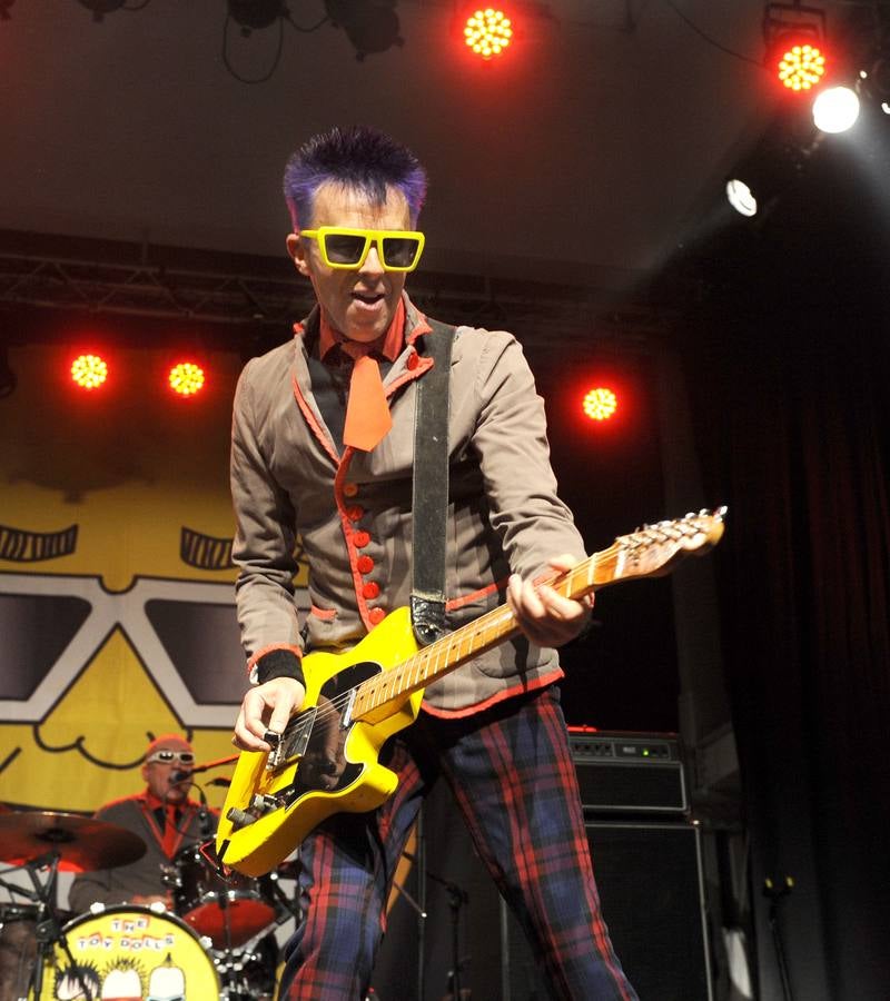 Actuación de Toy Dolls en el LAVA