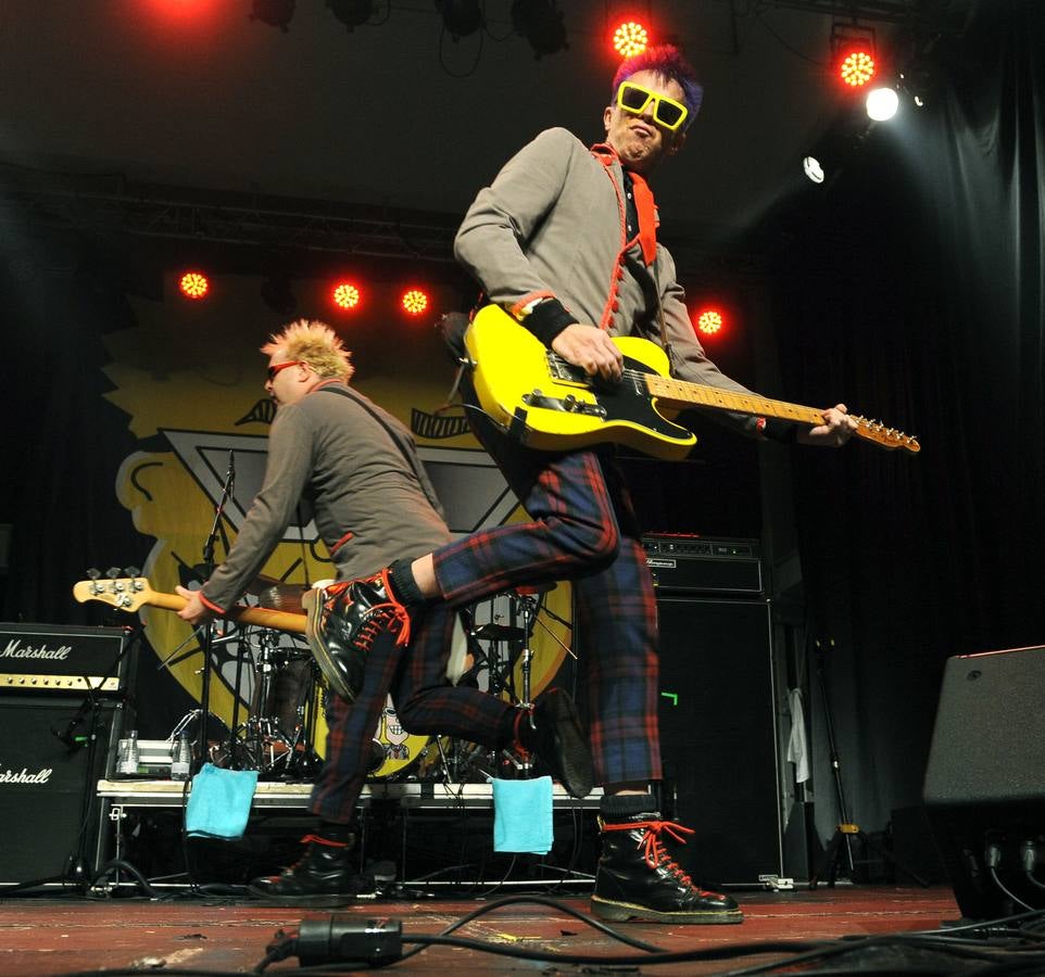 Actuación de Toy Dolls en el LAVA