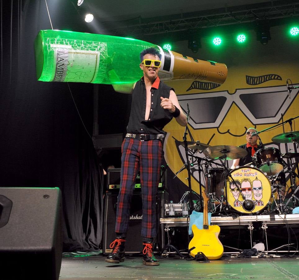 Actuación de Toy Dolls en el LAVA