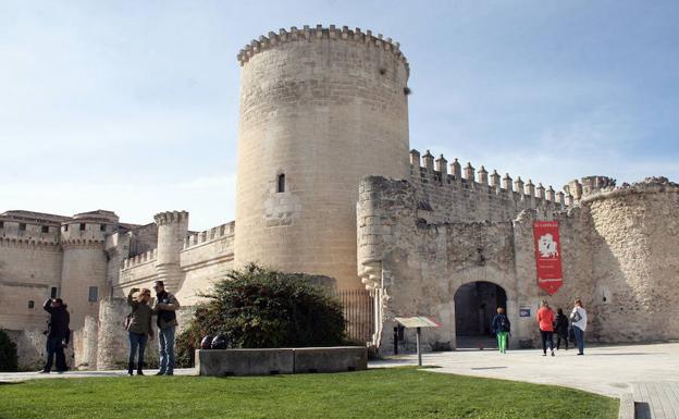 Turistas en el exterior del castillo de Cuéllar. 